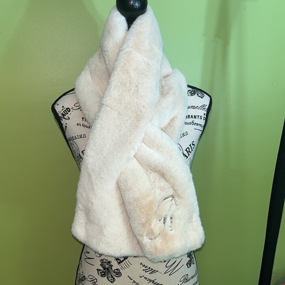🆕 J.Jill Faux-Fur Cream and Gray Reversible
Scarf - Picture 2 of 10